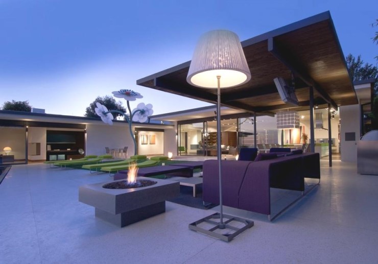 outdoor-in-hollywood-hills-of-california-usa-1