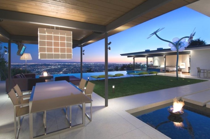 outdoor-with-pool-and-view-in-hollywood-hills-of-california-usa-1