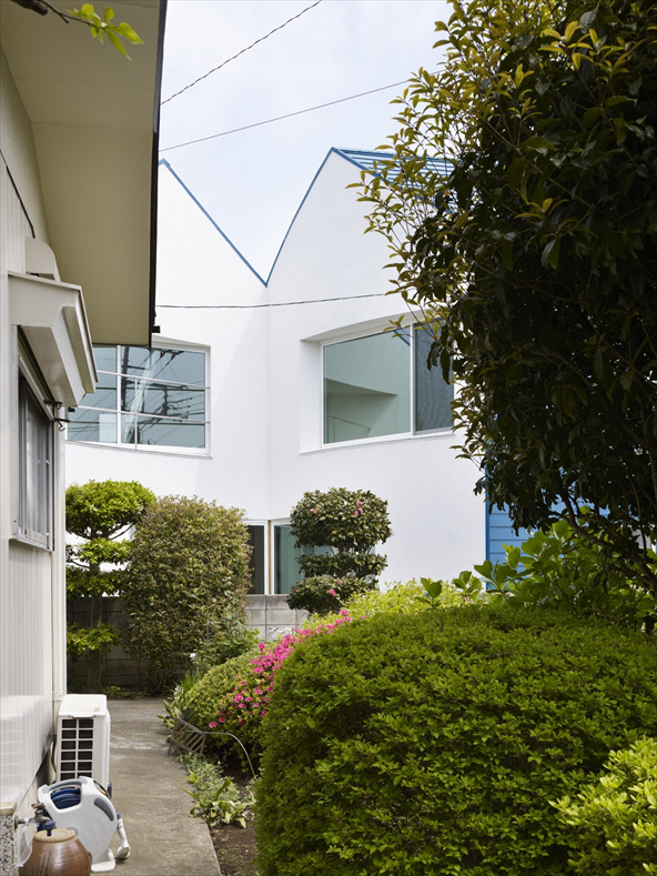 snapped-house-in-saitama-japan-12