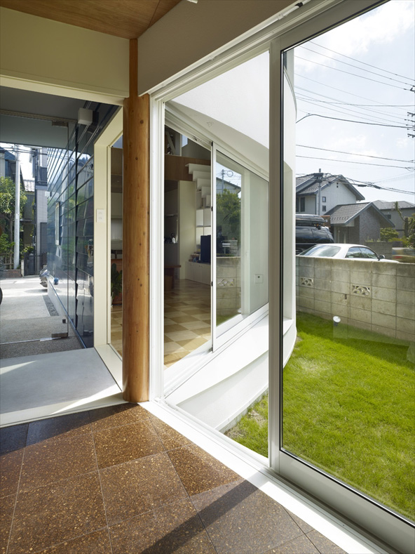 snapped-house-in-saitama-japan-9