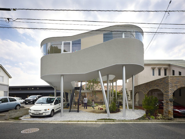 lifted-house-hiroshima-japan-kimihiko-okada-%ed%9e%88%eb%a1%9c%ec%8b%9c%eb%a7%88-%ec%9d%bc%eb%b3%b8-%ec%a3%bc%ed%83%9d-%eb%82%98%ec%84%a0%ed%98%95