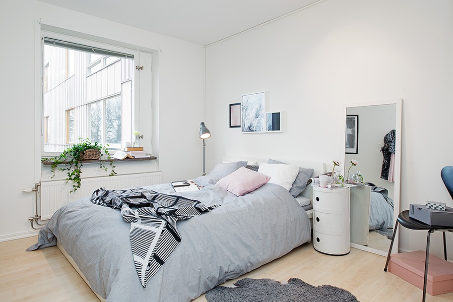 스웨덴 소형 아파트 침실 인테리어 All White Bedroom 1