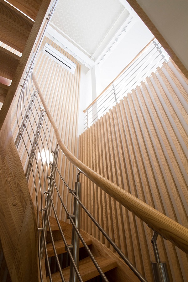 아이 중심 모스코바 아파트 wood wall texture inspiration 11