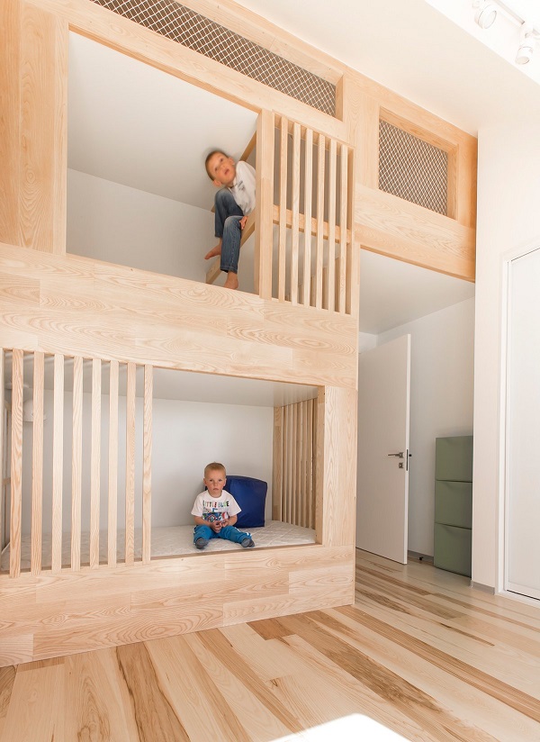 아이 중심 모스코바 아파트 wood wall texture inspiration 13