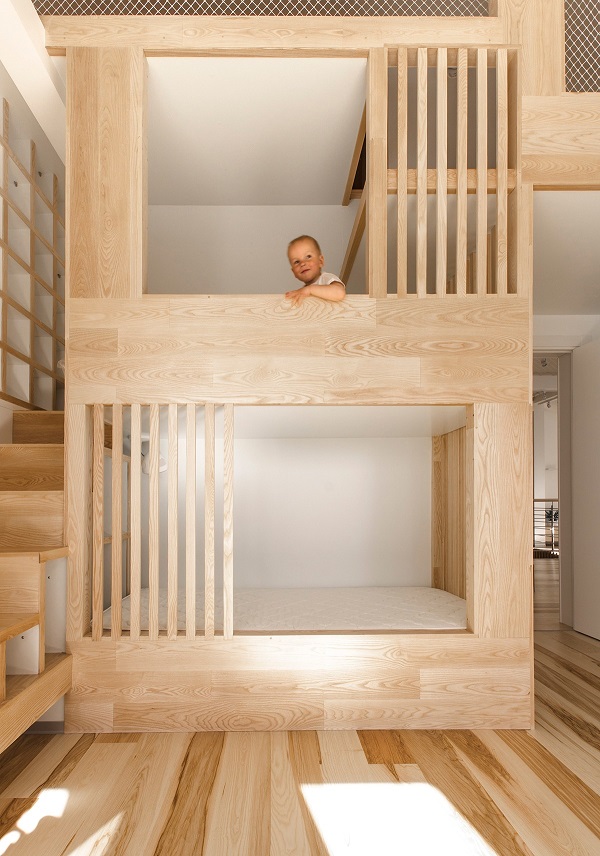 아이 중심 모스코바 아파트 wood wall texture inspiration 8