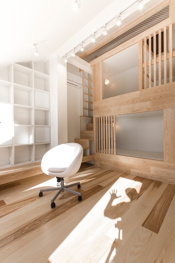아이 중심 모스코바 아파트 wood wall texture inspiration 9