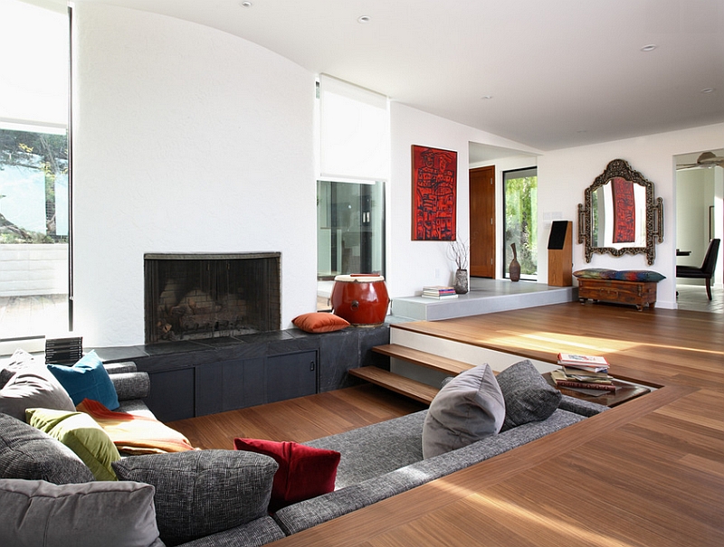 선큰 리빙룸 Sunken seating in the living room with th