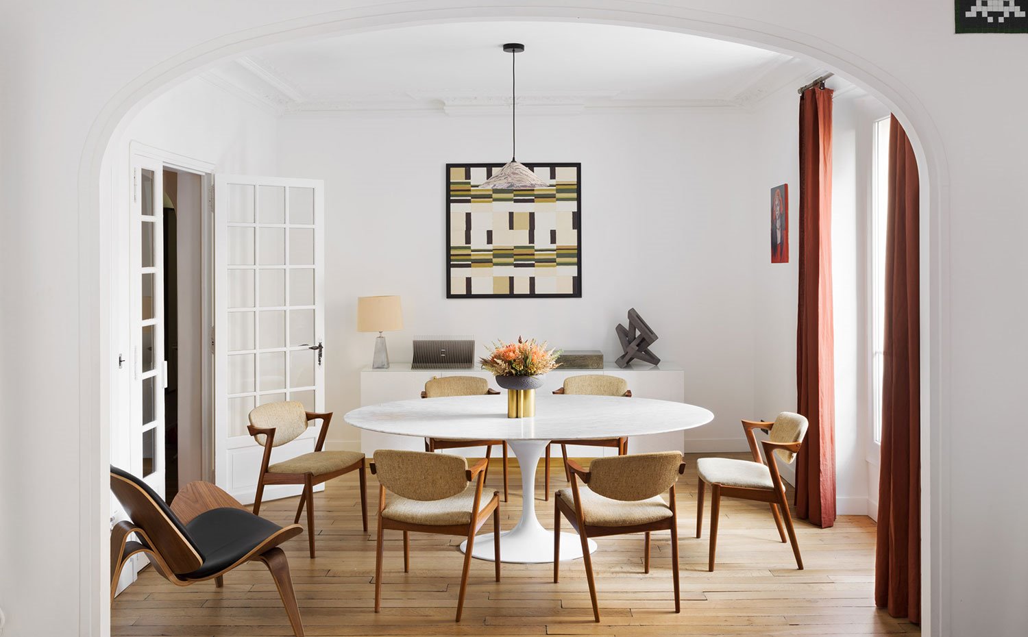 comedor con mesa circular blanca sillas tapizadas crudas con estructura de madera aparador de madera 64f90f96 1500x930