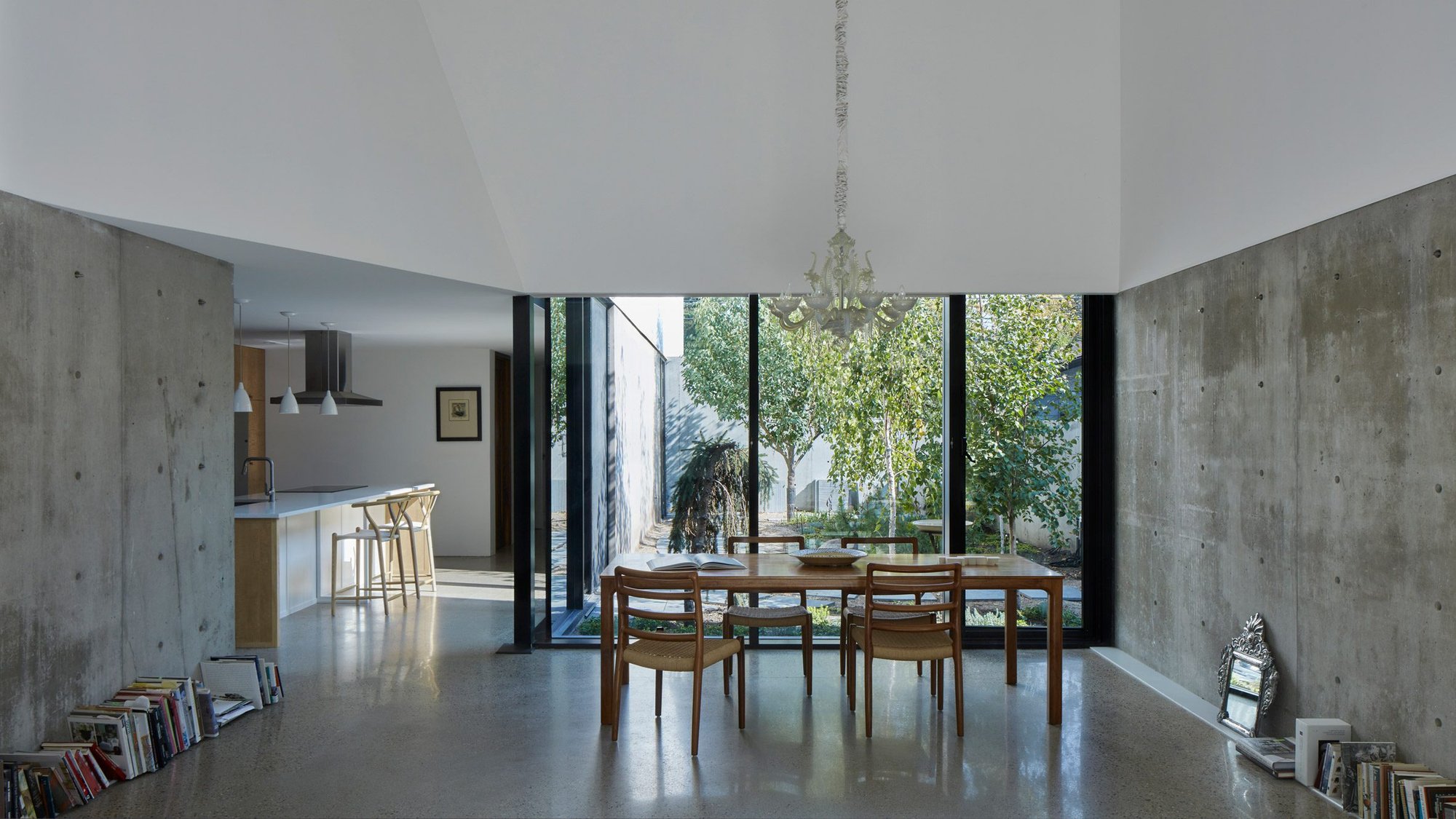 Arthur Residence 다이닝룸에서 내다본 중정, 콘크리트 벽 사이 유리창