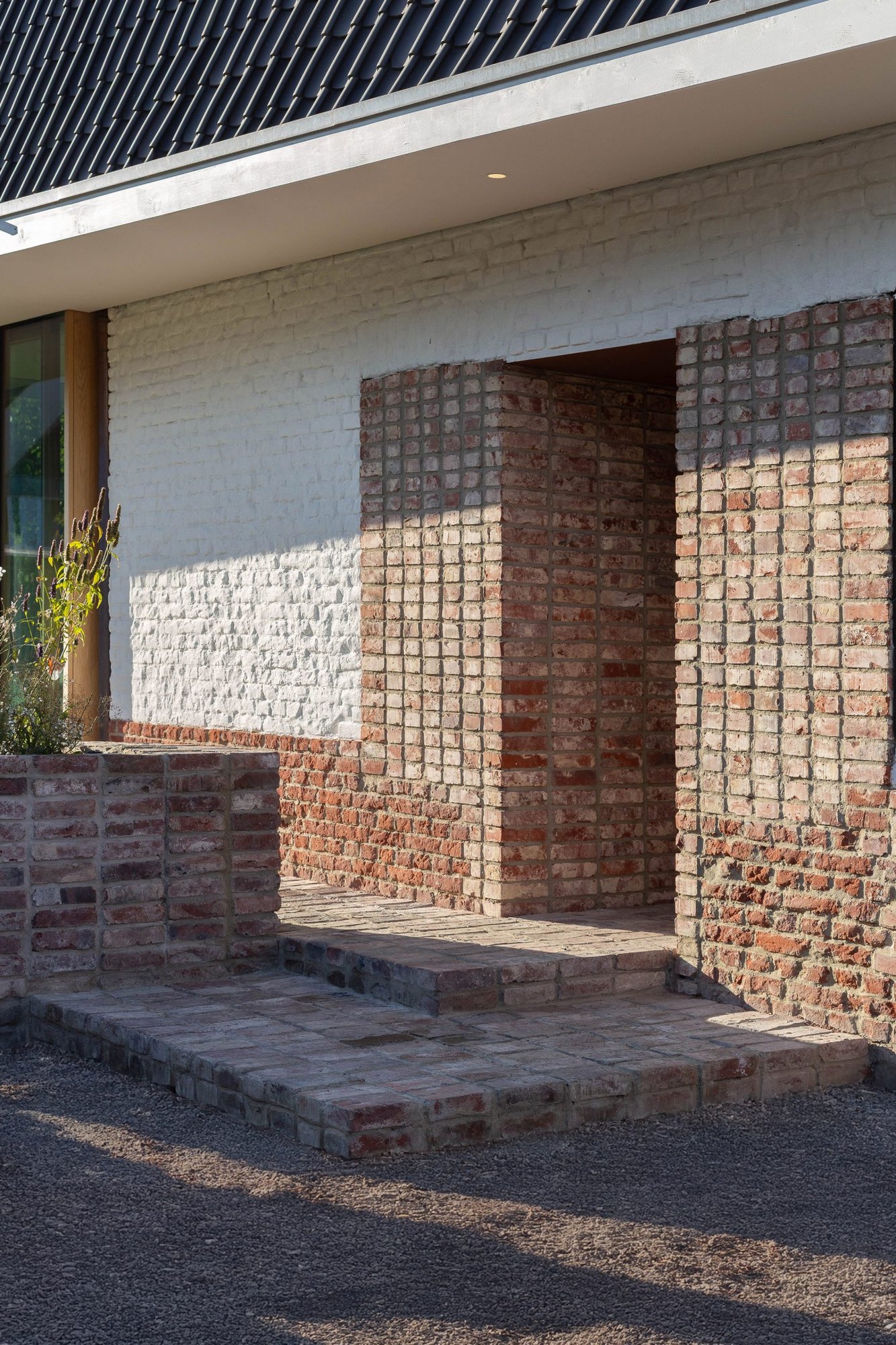 Brick to Light 현관, 재사용한 벽돌로 다시 쌓은 니치