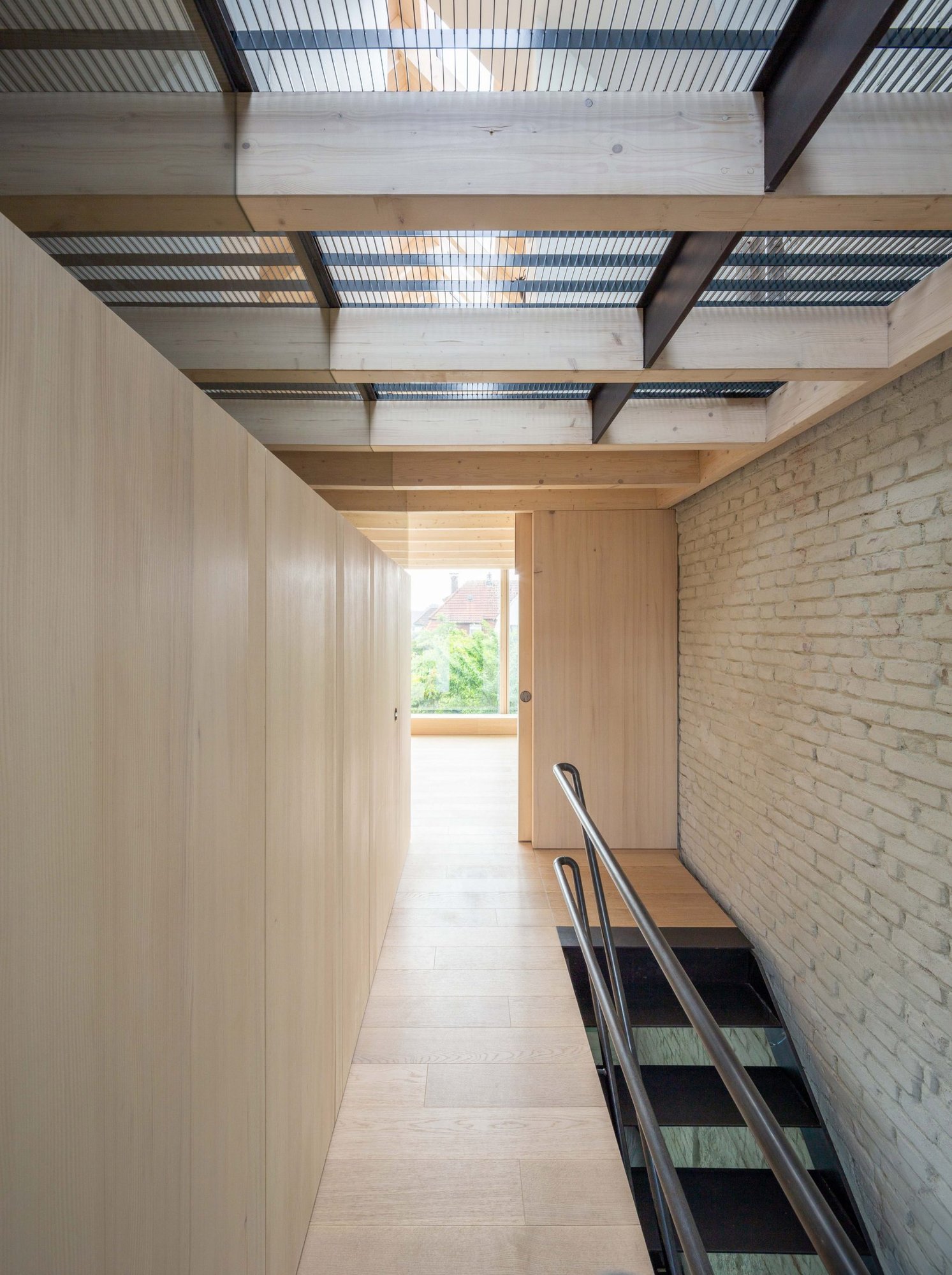 Brick to Light 계단실, 흰 벽돌과 천창에서 쏟아지는 빛