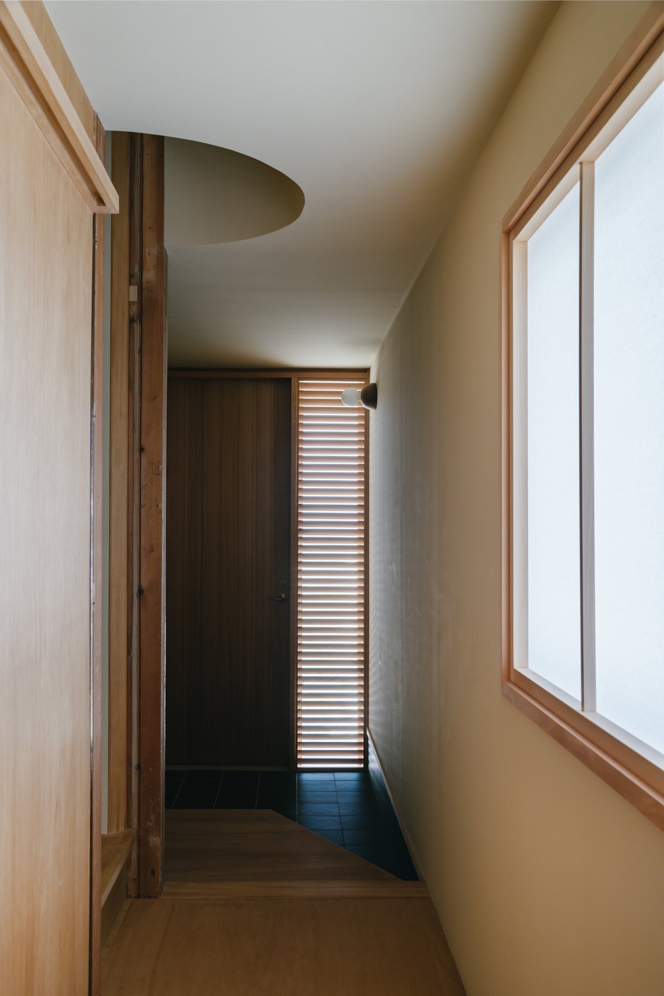 House in Akashi 곡선 천장 아래 이어지는 현관 복도