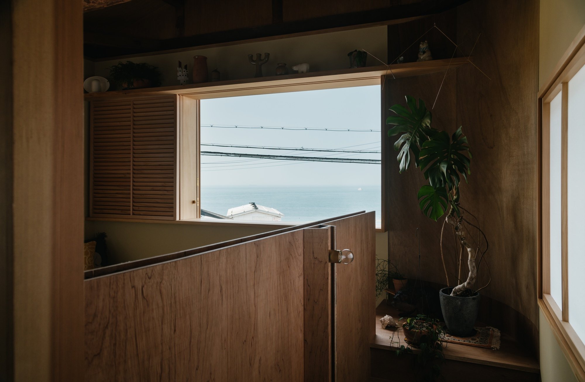 House in Akashi 창을 열면 보이는 바다 전망과 몬스테라