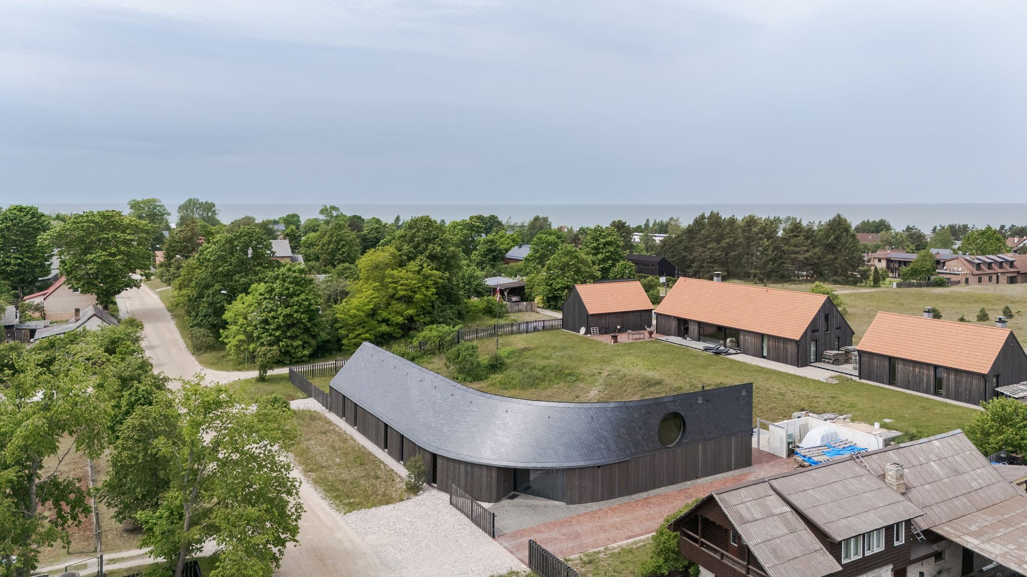 Pāvilosta House 항공에서 본 곡면 슬레이트 지붕과 바다