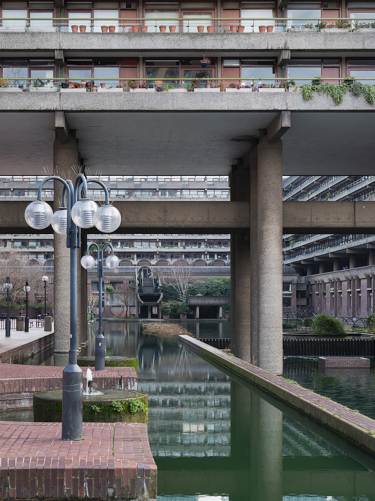 브루탈리즘 · 노출콘크리트 양식를 보여주는 사진 - Brutalism