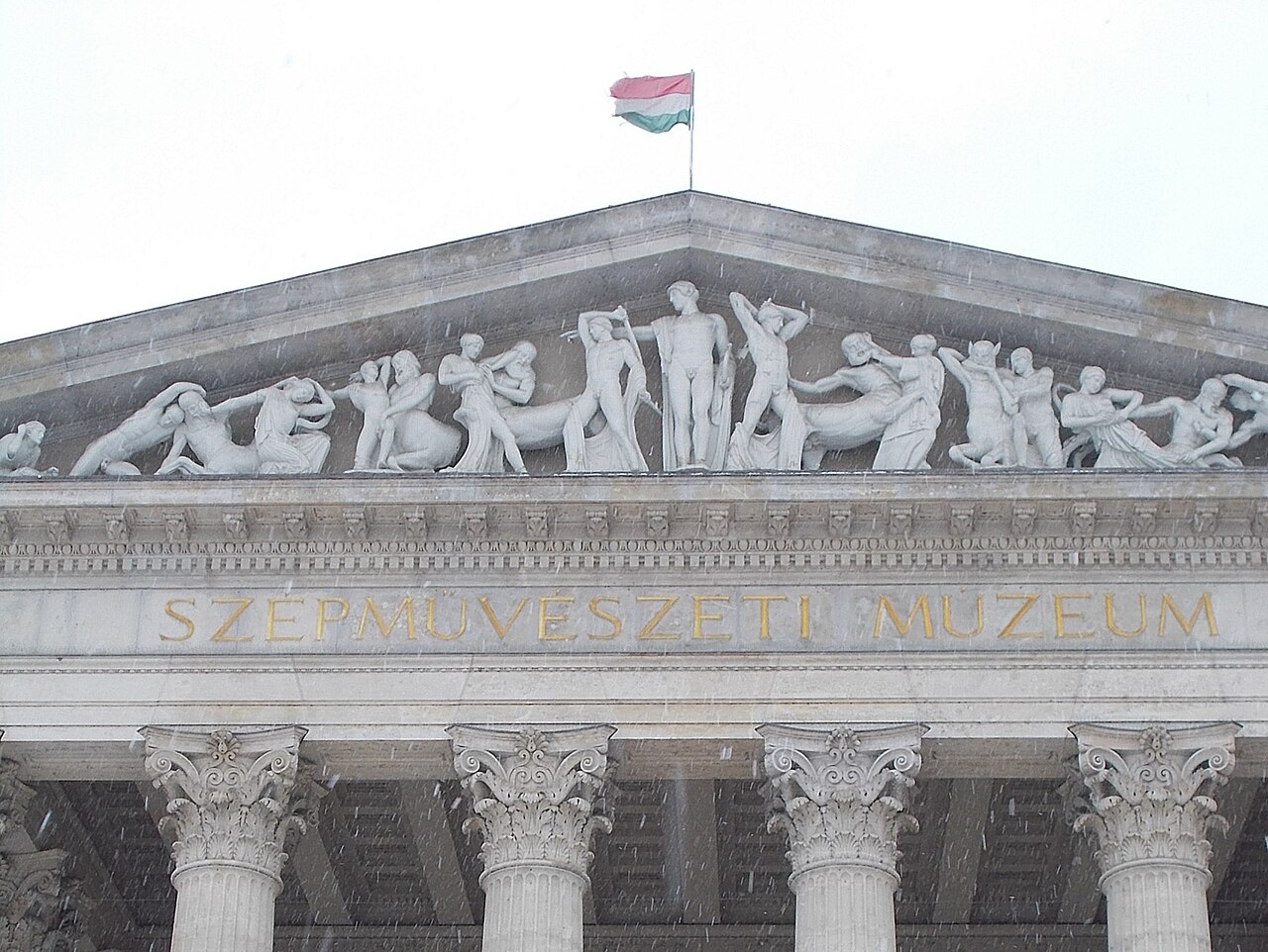페디먼트 · 삼각형 박공를 보여주는 사진 - Pediment