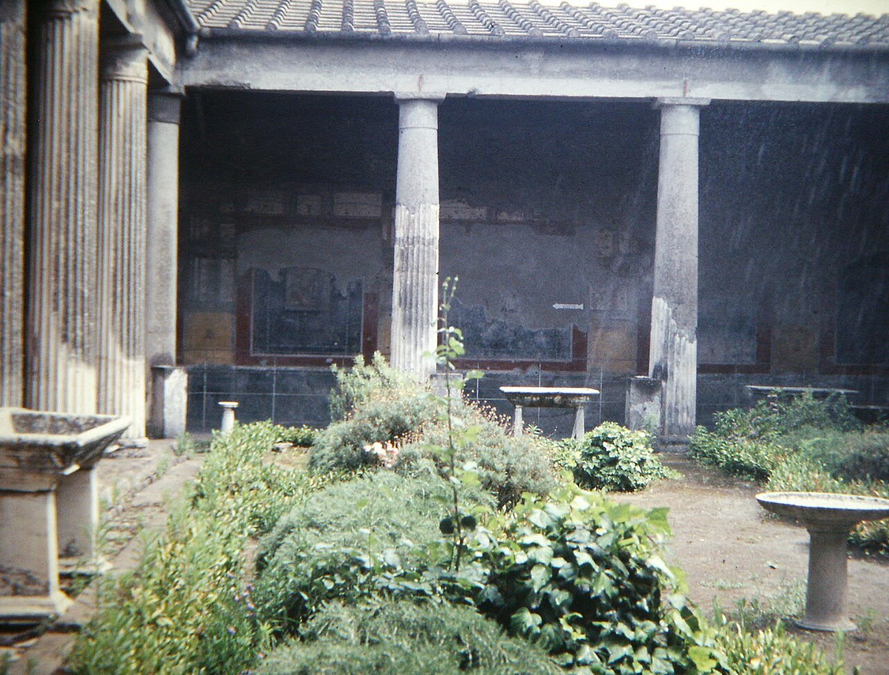 페리스타일 · 주랑 안뜰를 보여주는 사진 - Peristyle