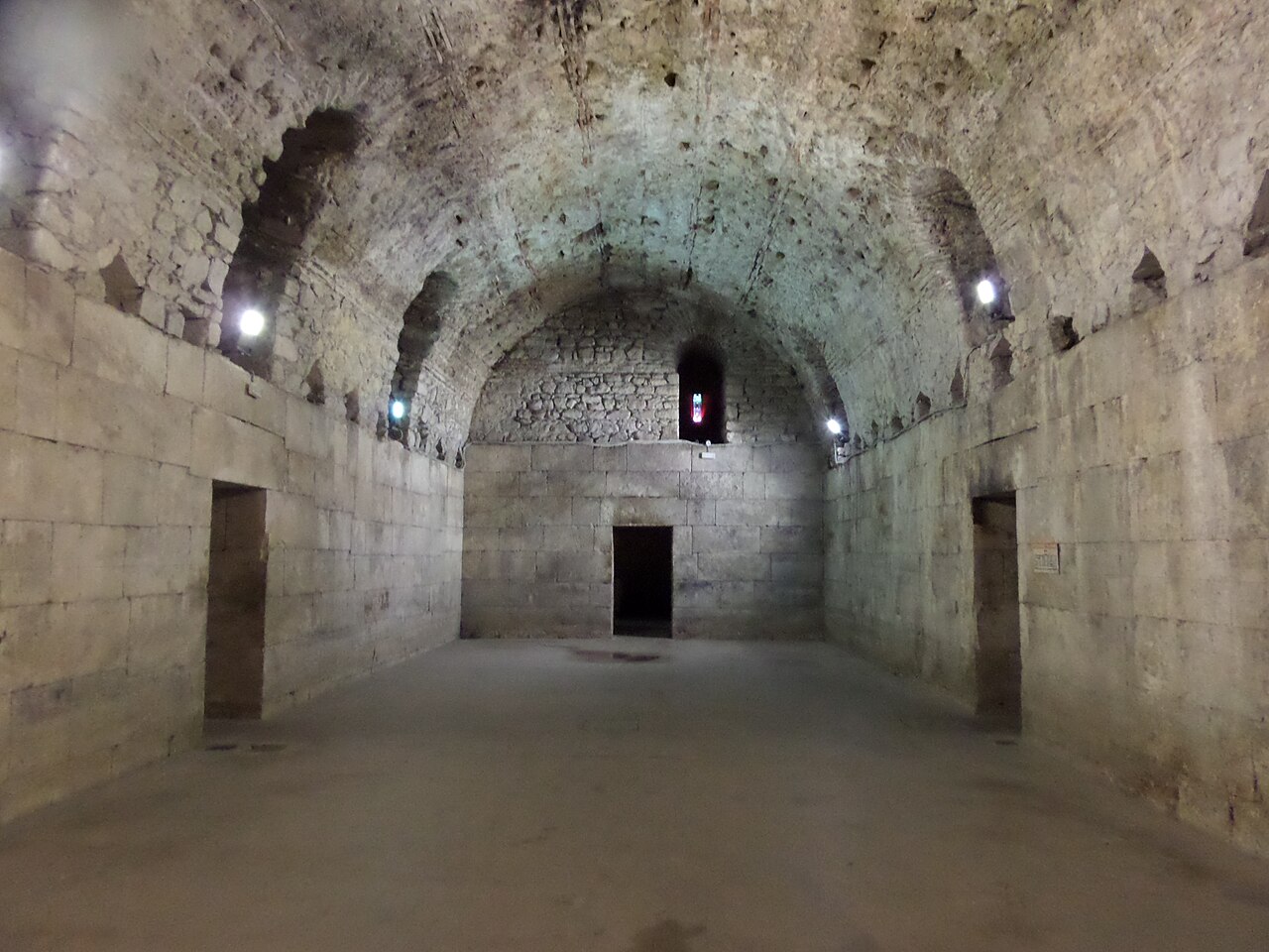 배럴 볼트 · 원통형 볼트를 보여주는 사진 - Barrel Vault