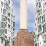 Frank Gehry가 설계한 Prospect Place 사이로 보이는 굴뚝