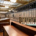 아르데코 계기반이 늘어선 Battersea Power Station 컨트롤룸 A