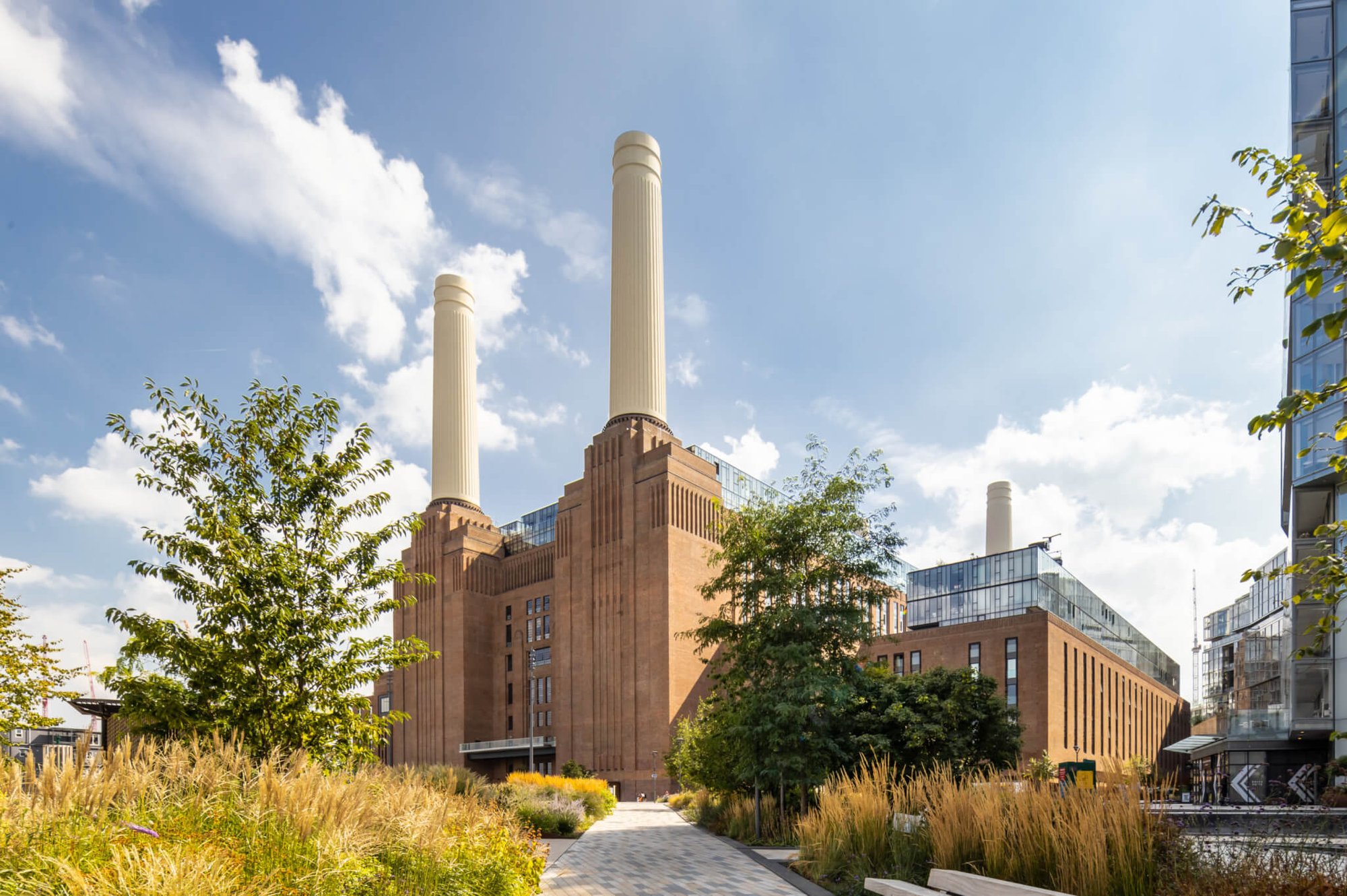 조경된 산책로 끝에서 본 Battersea Power Station 전경