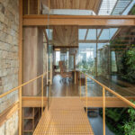 그린월과 암벽 사이 다리로 이어지는 G.ao House 침실 입구