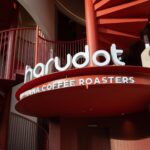 레드 캐노피 위 harudot BY NANA COFFEE ROASTERS 사인과 나선계단