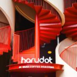 입구 캐노피를 사이에 둔 Harudot Thonburi 레드 나선계단 클로즈업