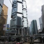 Lippo Centre 앞 도로의 레드 택시와 트램 선로, 저각 앙각 사진
