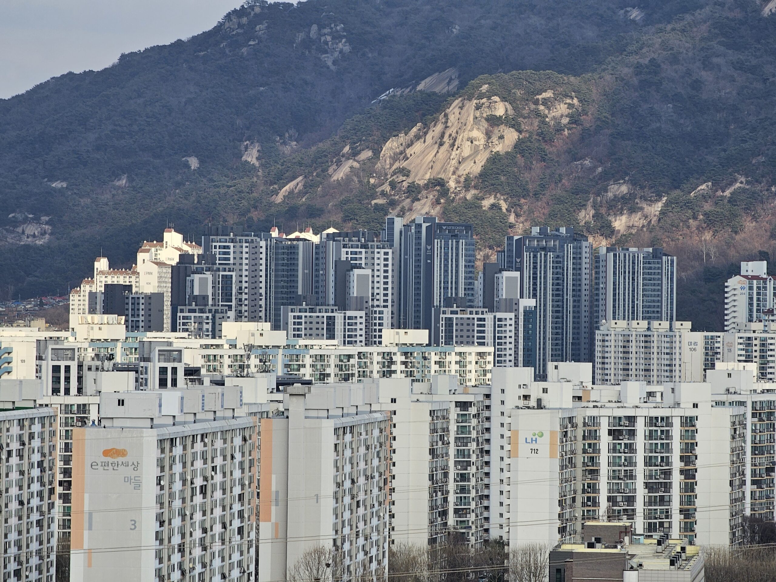 북한산 자락 아래 늘어선 노원구 아파트 단지, 전세가격도 함께 오르고 있다