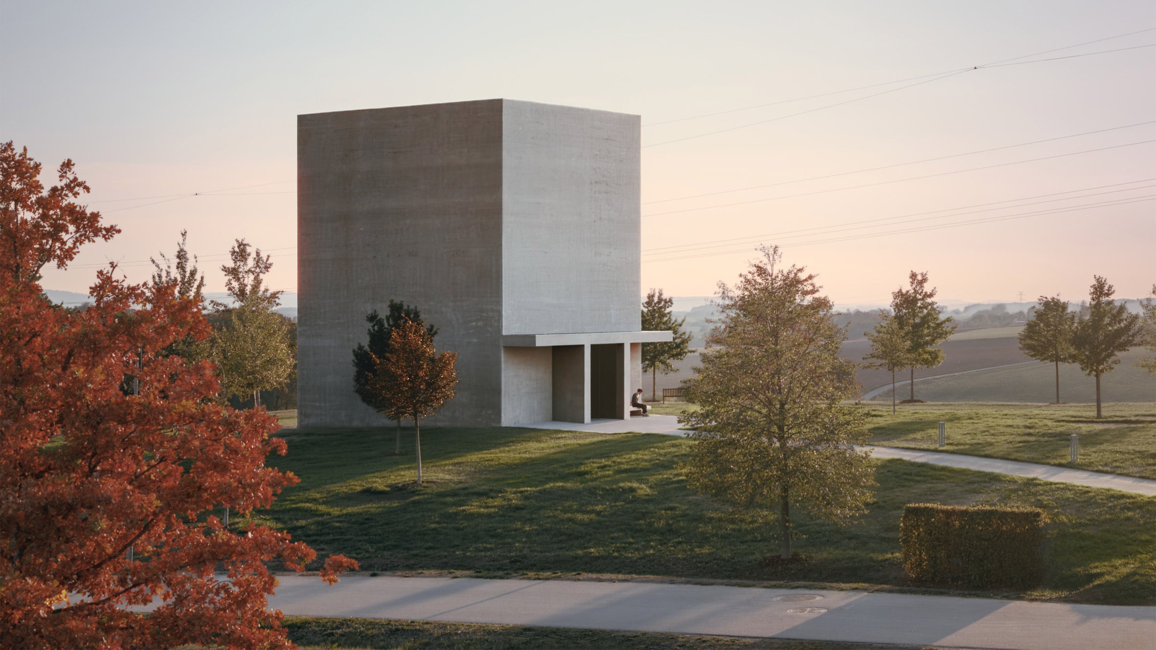 노을 속 잔디 언덕에 선 콘크리트 큐브 Anselm Kiefer Pavilion 외관