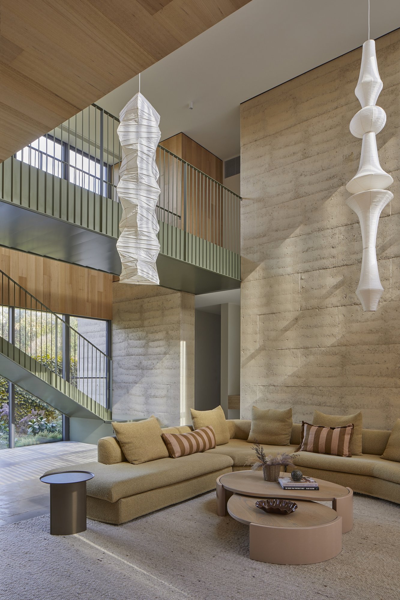 2개 층이 트인 Barwon Dunes House 거실과 길게 늘어진 화이트 펜던트 조명