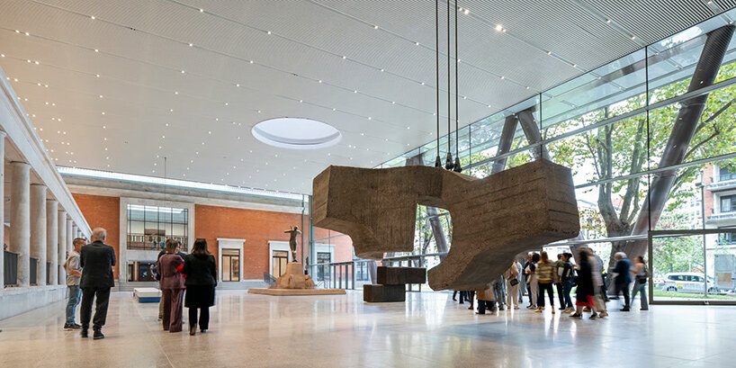 Eduardo Chillida 조각이 놓인 빌바오 미술관 증축 아트리움 내부
