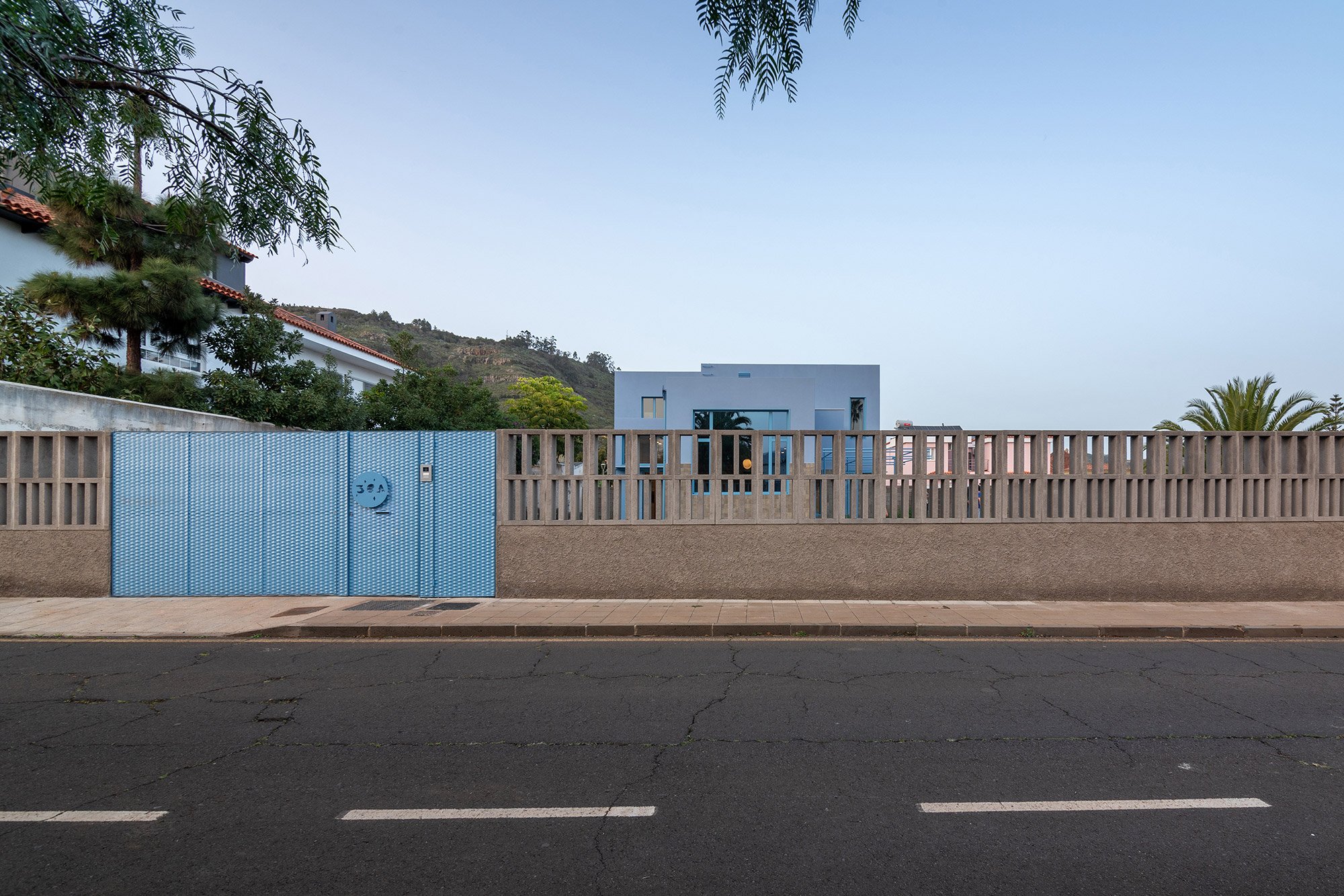 도로에서 본 The Blue House 담장과 블루 대문