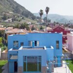 산과 야자수를 배경으로 선 테네리페 브루탈리즘 주택 The Blue House 전경