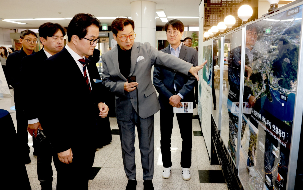 보령시청 로비에서 열린 미래의 보령 전시를 둘러보는 시장과 관계자들