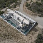 소나무 숲 경사지 위 Bridge House 전체를 담은 드론 사진, 그리스 해외주택