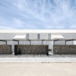 돌담과 블랙 대문이 이어지는 Bridge House 진입부 입면