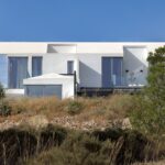 소나무 사이로 보이는 Bridge House 측면 외관