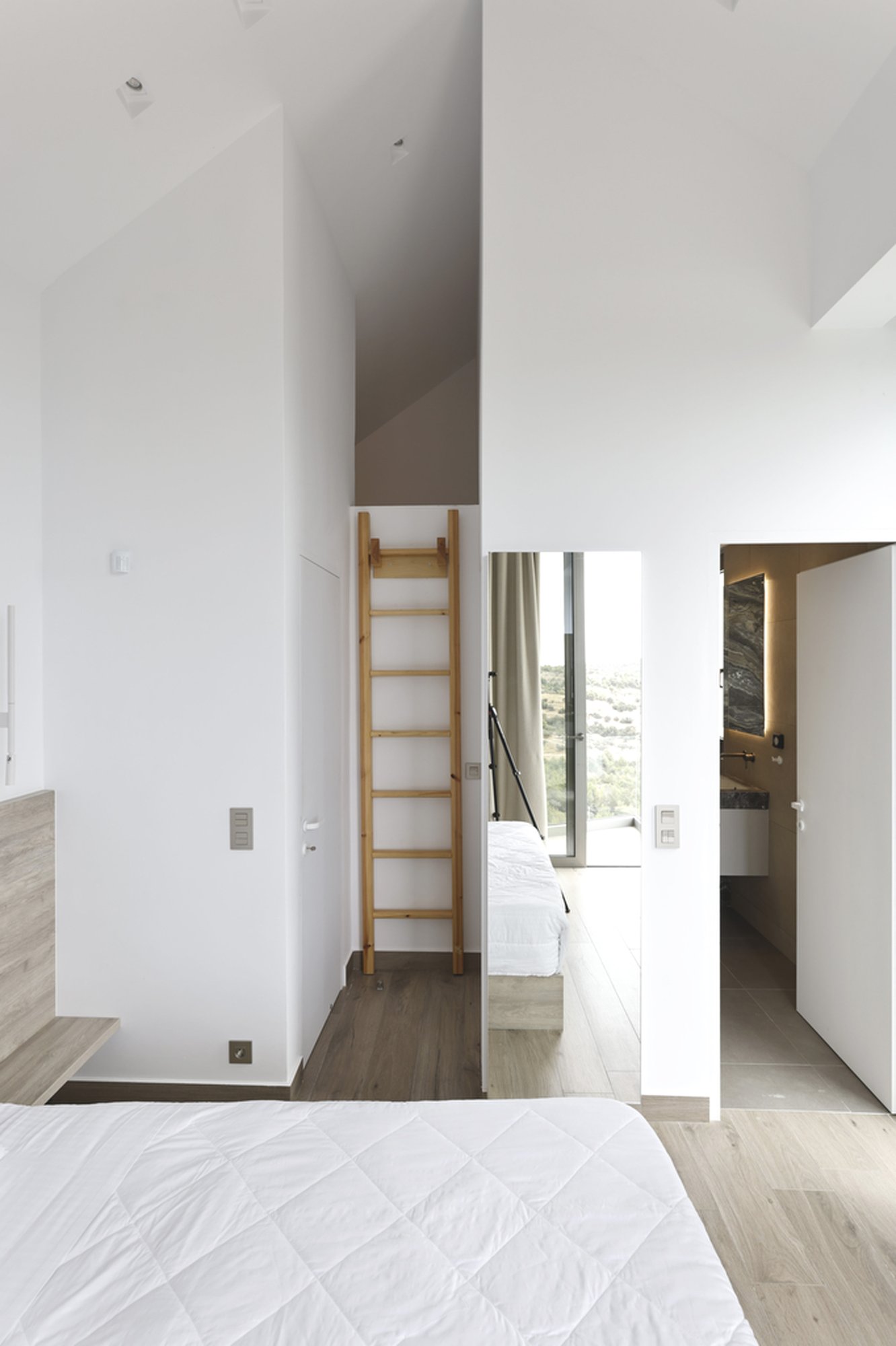 사다리로 오르는 아이용 다락이 있는 Bridge House 2층 침실