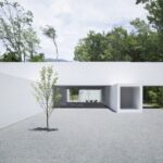 자갈 마당에 심은 나무와 Culvert Guesthouse 외관