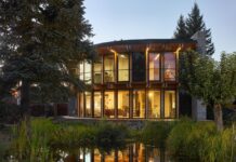 해 질 녘 연못에 비친 체코 목조주택 House That Opens Up to the Sun 곡면 유리 파사드