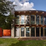 정원과 컨테이너 창고까지 한눈에 담은 House That Opens Up to the Sun 전경