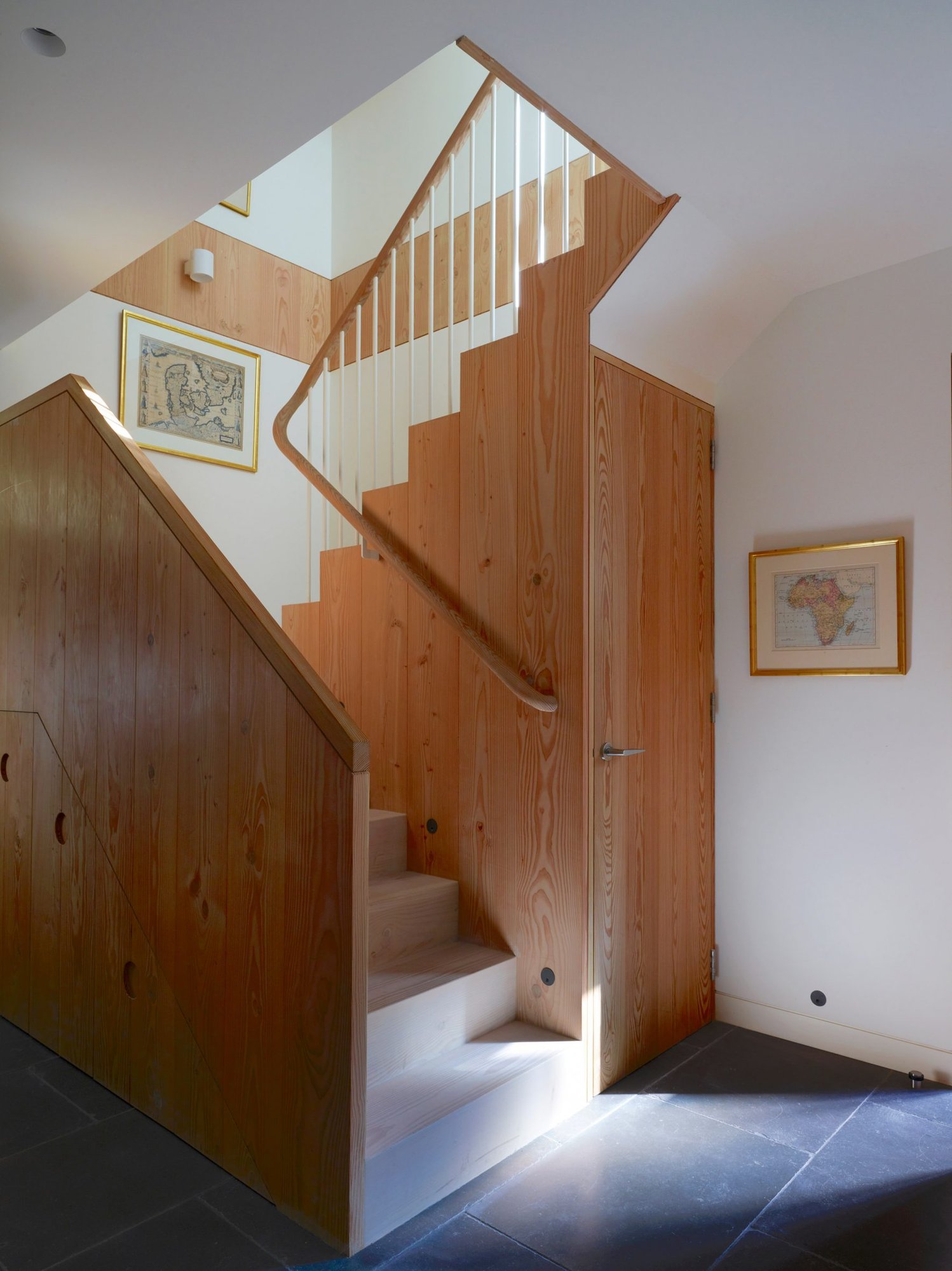 더글러스퍼로 감싼 Danish Mews House 중앙 계단