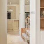 창턱 너머 주방까지 이어지는 Danish Mews House 2층 통로