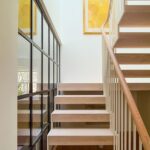 격자 유리벽을 따라 오르는 Danish Mews House 계단