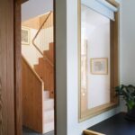 문틀 사이로 보이는 Danish Mews House 계단과 실내창