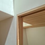 천창 빛이 드는 Danish Mews House 목재 문틀 디테일