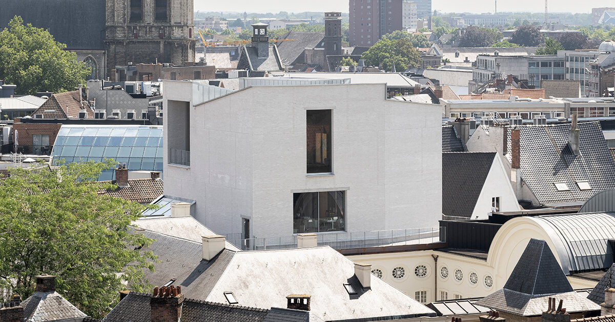 흰 벽돌로 마감한 Design Museum Gent 신관을 겐트 도심 위에서 본 모습