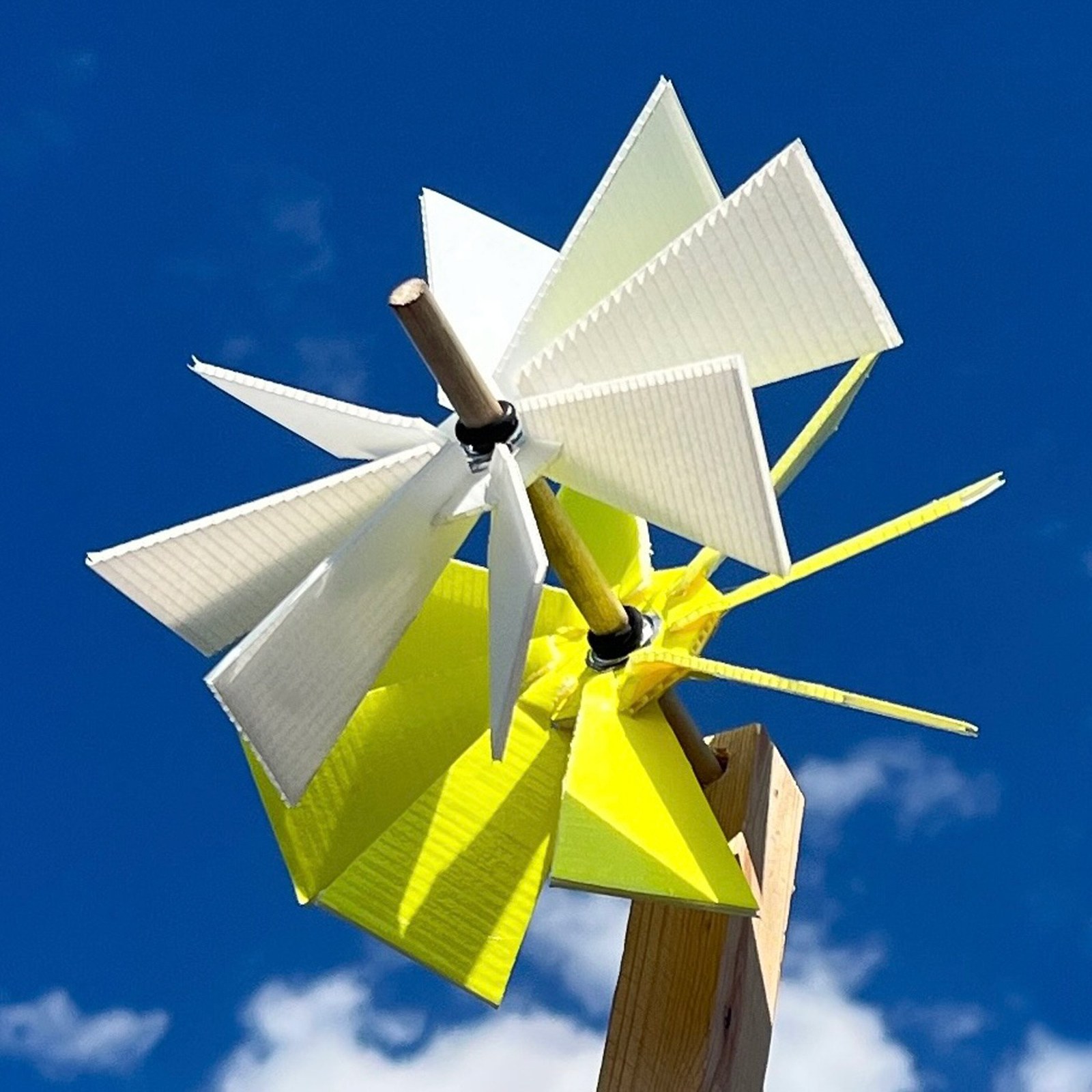 Dutch Design Week 2026에서 선보이는 Isabel + Helen의 Field, 바람에 돌아가는 흰색과 옐로우 풍력 터빈 모형